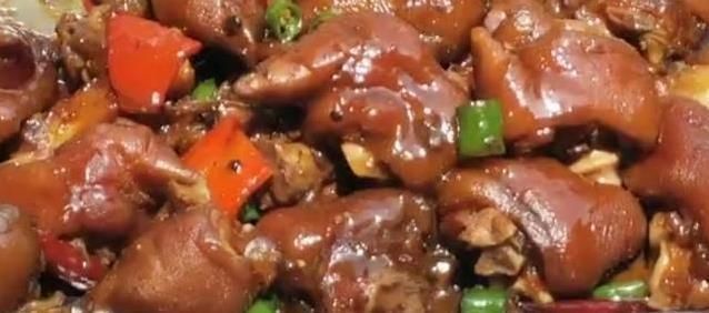 酱香|小伙在家烧着柴火做酱香猪蹄,好吃入味,养颜美容,看着都流口水