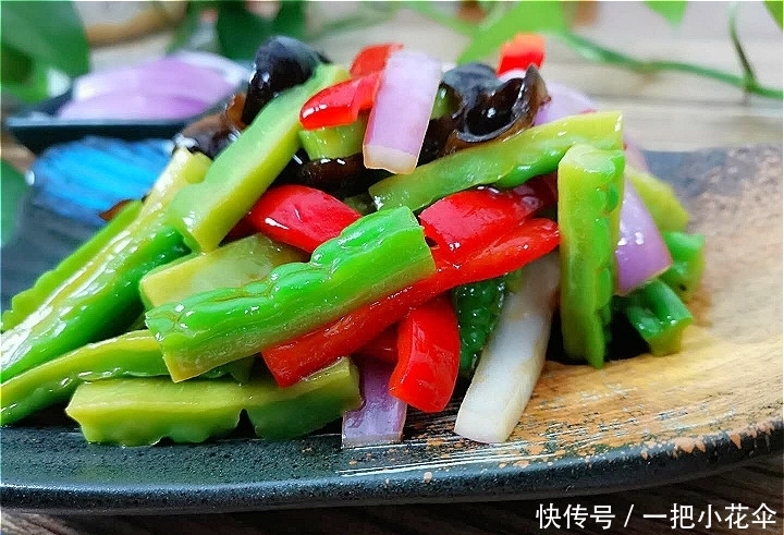 颜色|做苦瓜时,到底要不要焯水?很多人做错,难怪颜色发黄,苦味重
