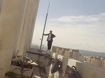 西宁|事发突然|西宁一女子欲跳楼，生死瞬间民警果断伸手！