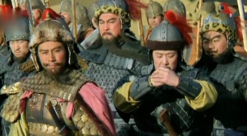 差点|虎牢关前吕布耀武扬威,公孙瓒差点被杀,赵云为何只观战不出手?