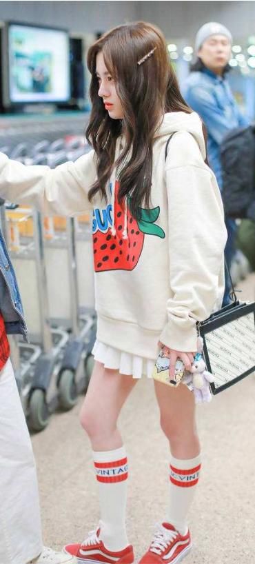  超短裙|别再说鞠婧祎一米五九了，看到她穿超短裙时的腿，怀疑自己的眼睛