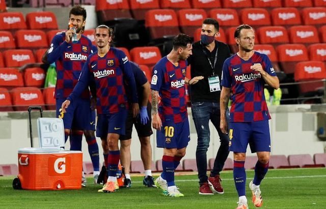 球迷|1-0!意外一幕:巴萨球迷欢庆西班牙人降级,诺坎普外还出现烟花