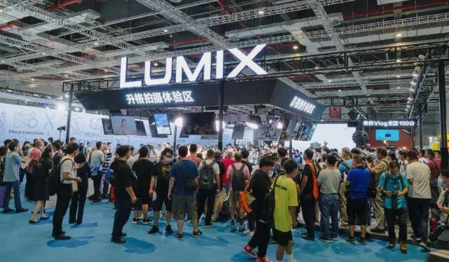  停用|摄影圈｜佳能宣布所有新产品停用两个术语 / 女摄影师凭水中拍鸟成北美打鸟第一人