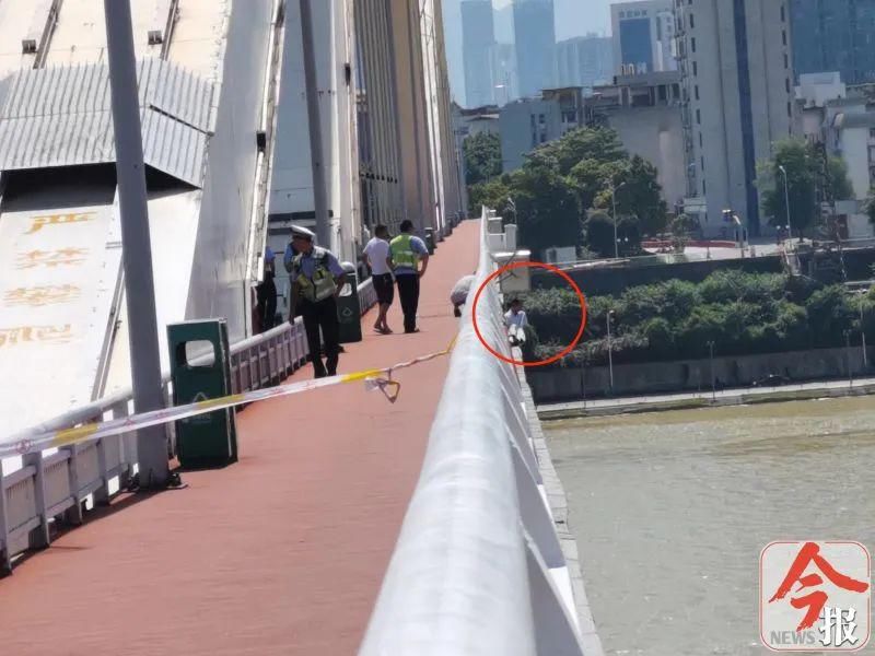  桥栏杆|突发！烈日下，男子爬到广雅大桥栏杆外！情况危急，正展开救援