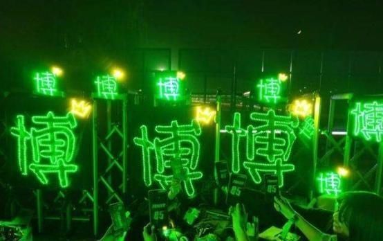  颜色就|《快本》后期太到位，看到赵丽颖和王一博头上箭头颜色，细节大爱