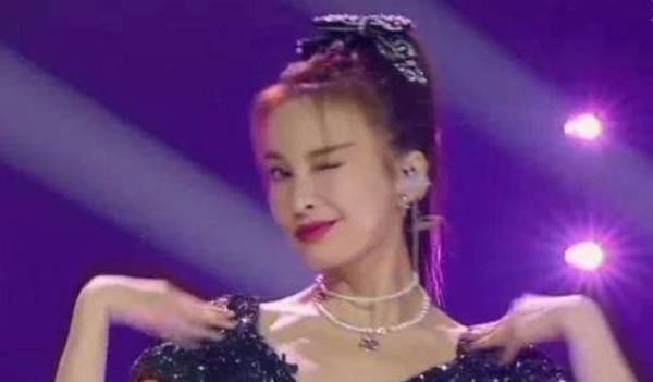  出乎意料|《乘风破浪的姐姐》冲浪榜再更新, 万茜跌出前三, 榜首出乎意料!