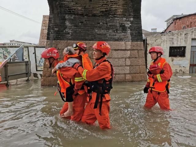 背出|龙湾消防搜寻九十分钟 积水中背出百岁老人