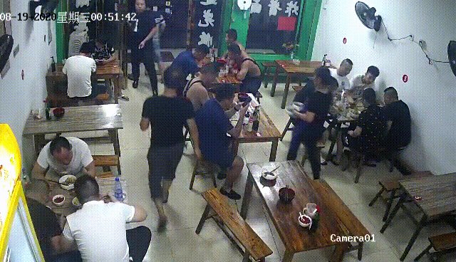  面馆|凌晨早餐店来了一个“黑衣男”！当着消防员的面做“这种事”