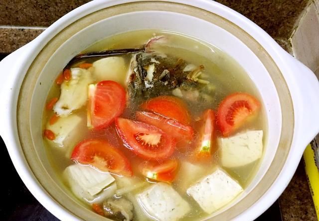  豆腐|鲜浓爽口鱼骨豆腐香菇汤，一条鱼吃两顿还不重样，鲜香补钙