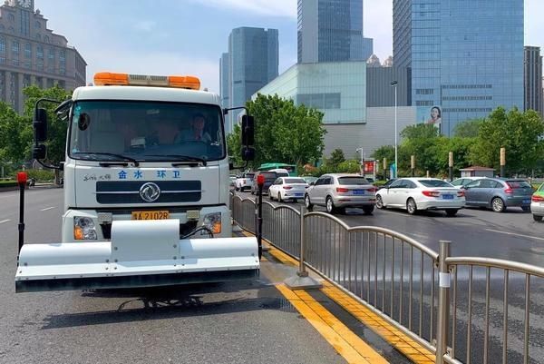  工作|它能降尘、调节空气湿度，还能时而在街头折射彩虹