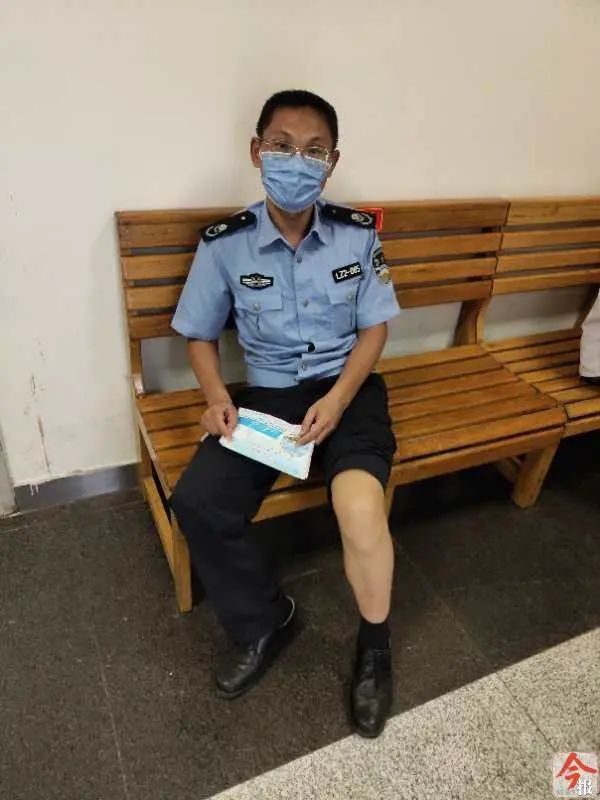 咬伤|太嚣张!柳州女子遛狗不拴绳还纵犬咬伤辅警,处理结果引起舒适