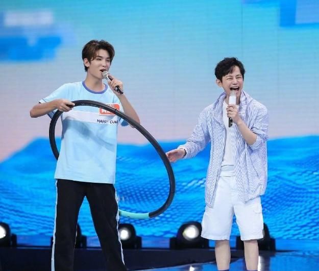 引热议|素质不是装的!黄明昊凭什么成快本常驻?回答问题时的动作引热议