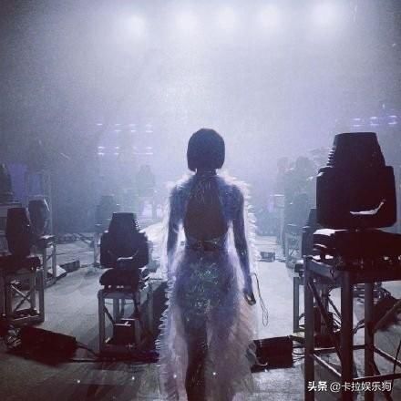  实力|看了乃万线上个人演唱会后，网友：还好她《青你2》决赛卡十了