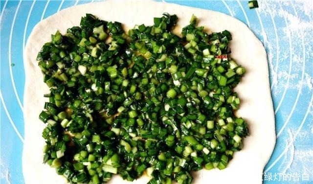 懒人|懒人早餐新吃法,比做韭菜盒子更简单,一卷一煎,香酥可口吃不够