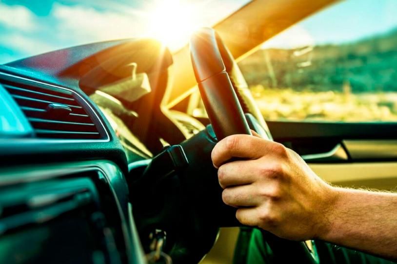  热心|险！雁城一小车追尾起火，幸得热心市民及时灭火！