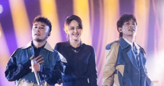  段时间|四年前大火夺得《好声音》亚军, 今再次参加《歌手》, 却无人认得出?