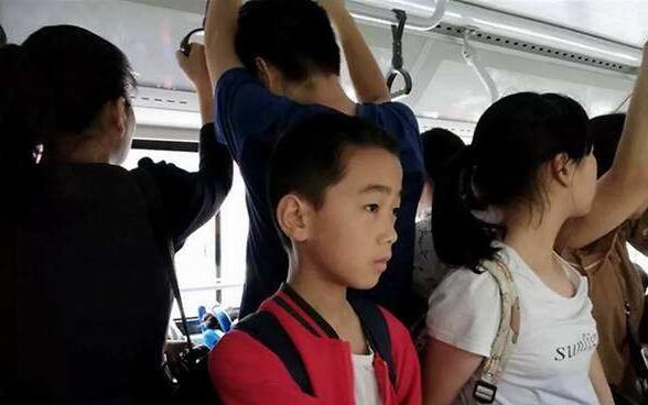 脸红|六旬老太怒摔书包，只因嫌男孩“让座慢”，孩子一番话让老人脸红