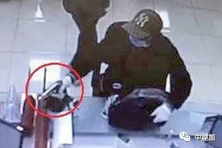 洗劫|河内闹市区一家银行被洗劫9亿多盾 劫匪开枪威胁