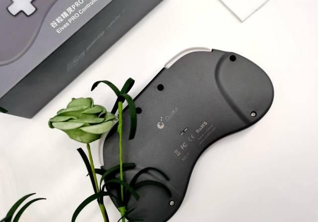  PRO|谁说的手柄打不过键鼠的，谷粒精灵PRO手柄给你点颜色看