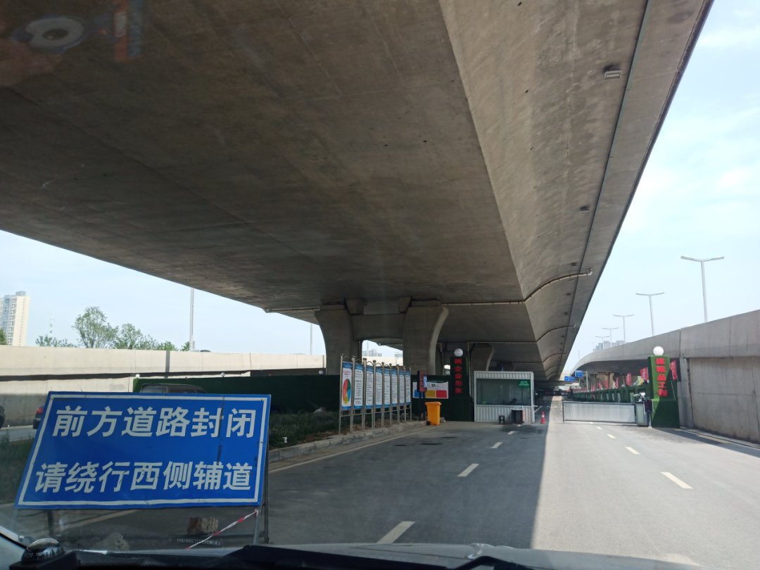  私家车|事发郑州！女子骑电动车上高架被撞，当场身亡！桥下赫然几个大字...