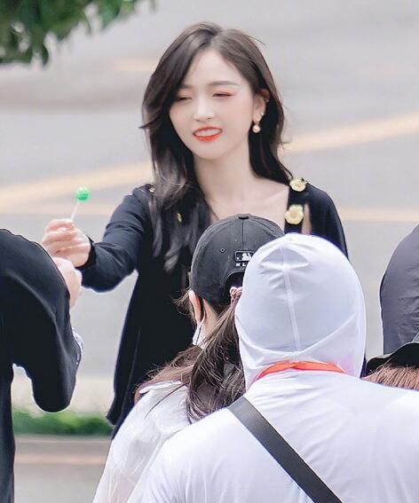  抓拍|吴宣仪录真人秀被抓拍，看到她85斤的腿长啥样，P都不敢这样P！