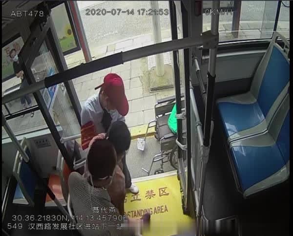 武汉公交549路|为乘客扶上扶下，这位公交小姐姐要赞