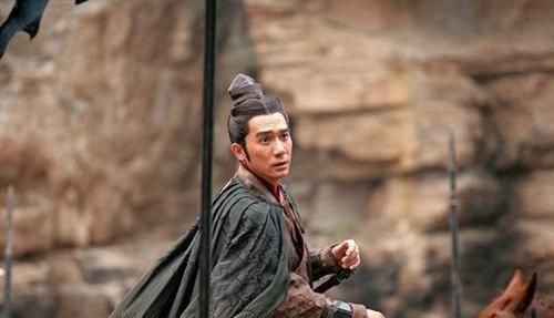 统帅|周瑜贵为全军统帅，为何会在两军阵前被射伤，原因并不复杂