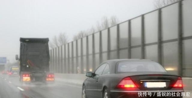 学问|老司机雨天跑高速都这样做，新手司机：真是大有学问！
