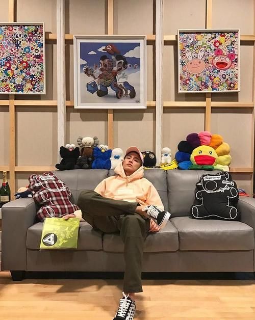  别人|晒晒欧豪如今住的豪宅，别人家都是挂欧式油画，他家却挂着卡通画