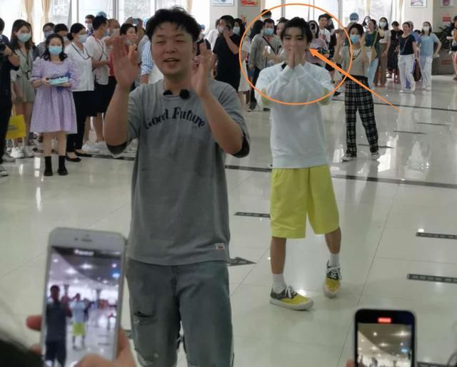  身高|王俊凯路拍生图曝光，失去十级精修效果后，这身高我没眼花吧