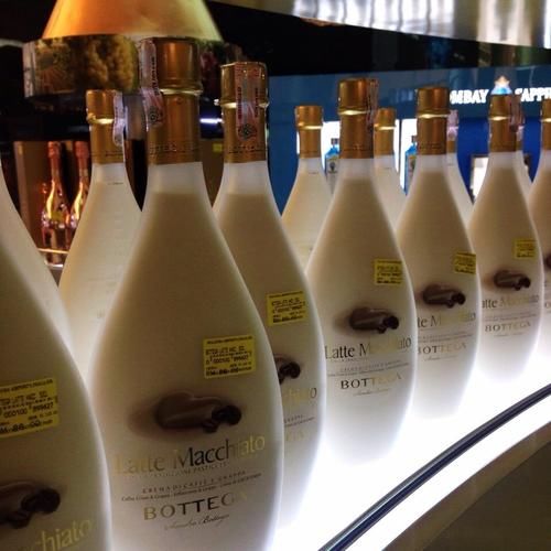 买酒|家庭主妇在家中偷偷卖酒，警察扮顾客买酒，现场发现一堆空瓶子