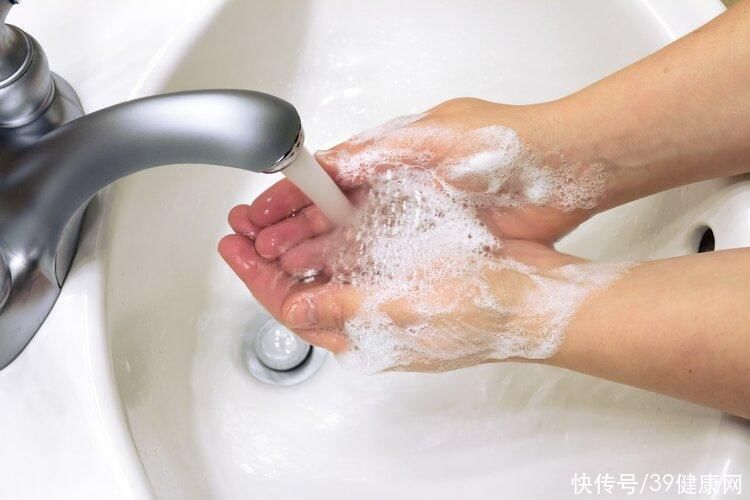 脚气真菌怎么治才能根除(“脚气”真菌怎么治才能根除？教你3个实用方法，根治脚气不复发)
