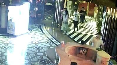  女子|女子KTV唱歌正嗨，陌生人突然冲进包厢：真难听别唱了！