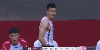 广告牌|14分钟领到4犯,郭艾伦狠狠地拍手+怒踹广告牌,太容易上头了!