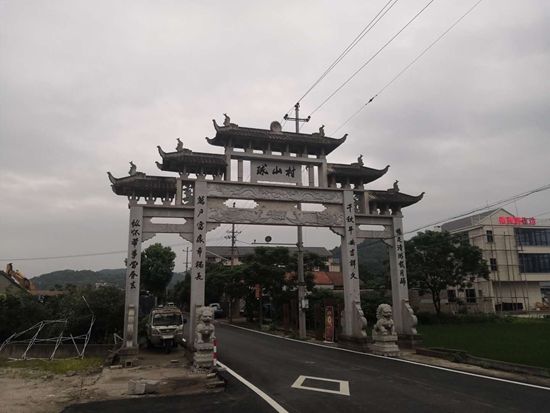  记者|海报直击丨杭州女子失踪案：邻居称夫妻感情不错 丈夫每年带妻女回老家 见人就笑出手大方