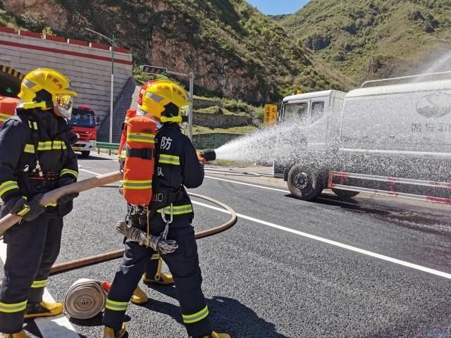  演练|危化品车辆“出事故”多部门联合演练快速处置