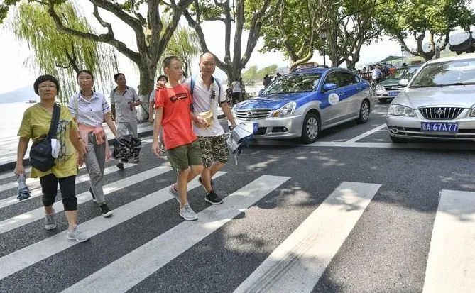 崇明|创城进行时丨崇明交警严查交通违法，提醒市民人人争做文明交通参与者