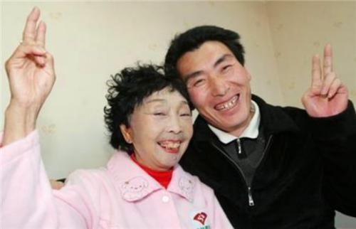 婚后|27岁东北小伙，不顾反对坚持娶59岁老太，婚后住农村称：我很幸福