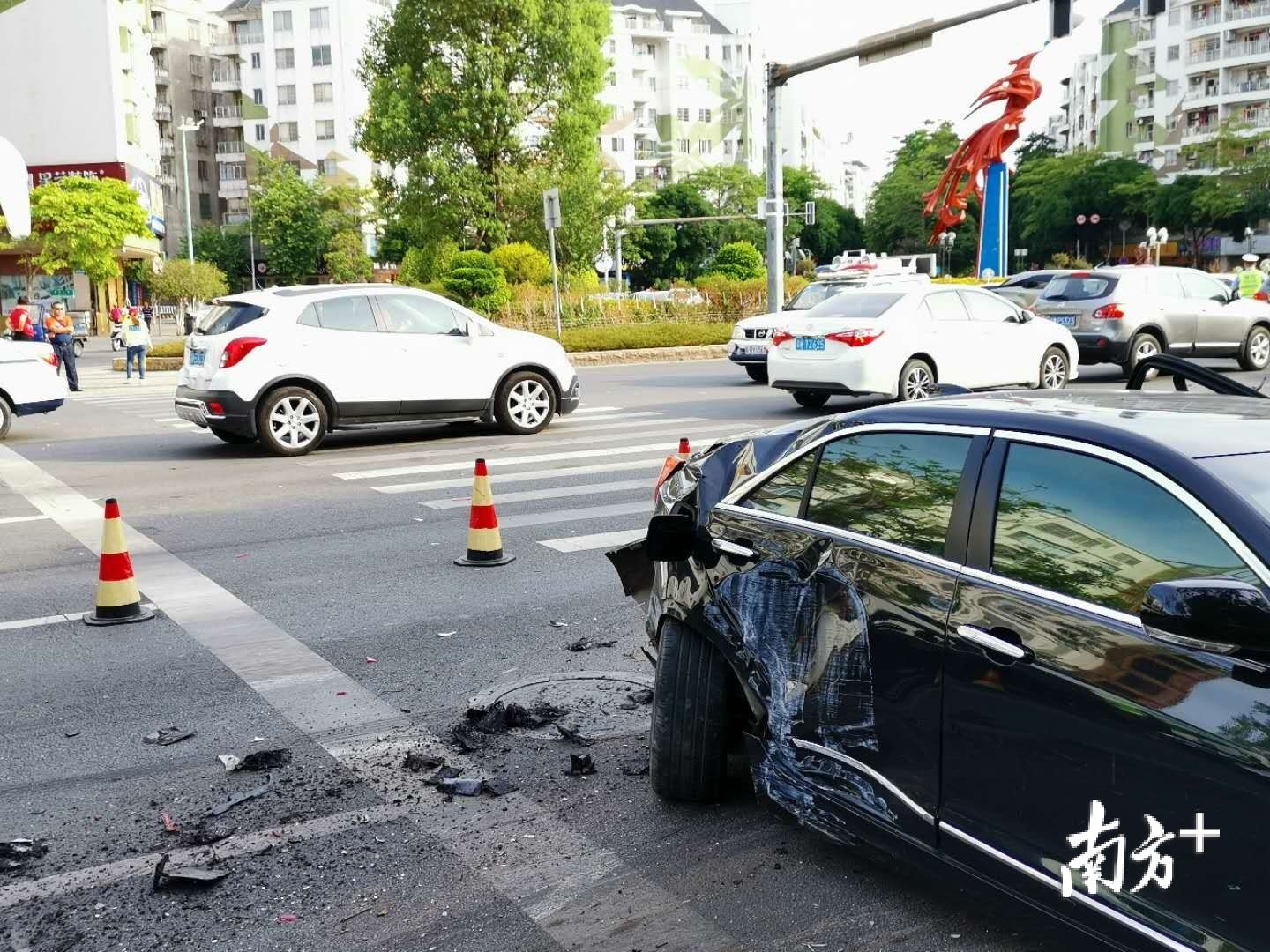  浮云|突发！云浮云城凤凰来仪处四车连环相撞