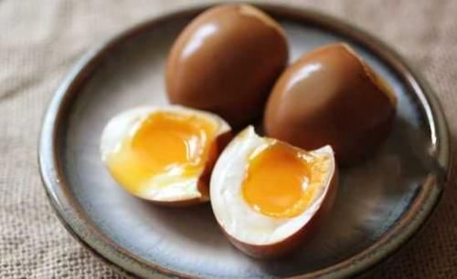 蛋壳|煮鸡蛋,最忌直接用清水煮!多加2种调料,又香又嫩,蛋壳更好剥