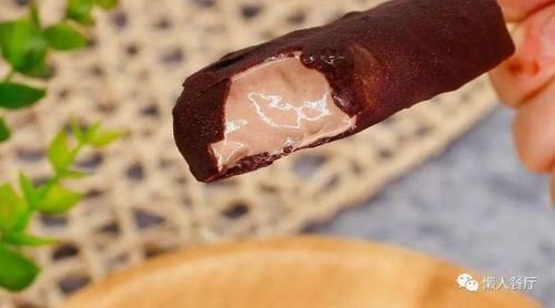  懒人|不用打发淡奶油，不用加蛋黄，教你懒人脆皮雪糕的做法，轻松学会