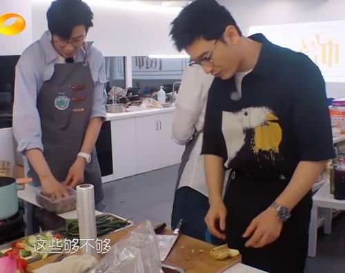  难怪|黄晓明中餐厅干活小细节暴露真实情况，难怪都没有干活的镜头呢？