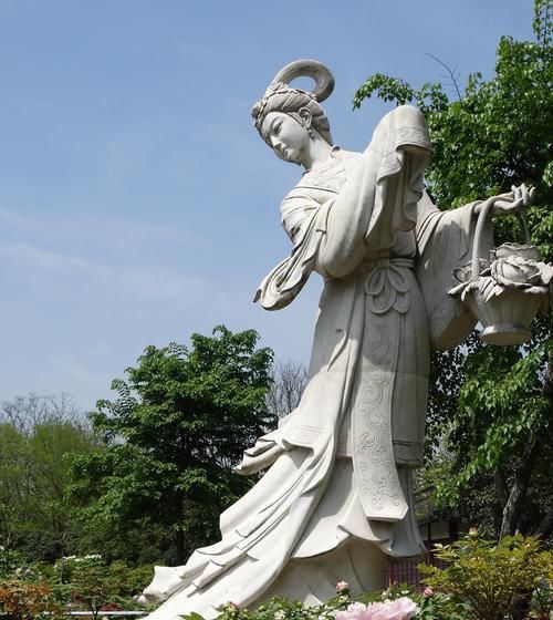  仙子|吕洞宾胆子忒大，戏弄牡丹仙子，王母娘娘用玉簪助其成仙