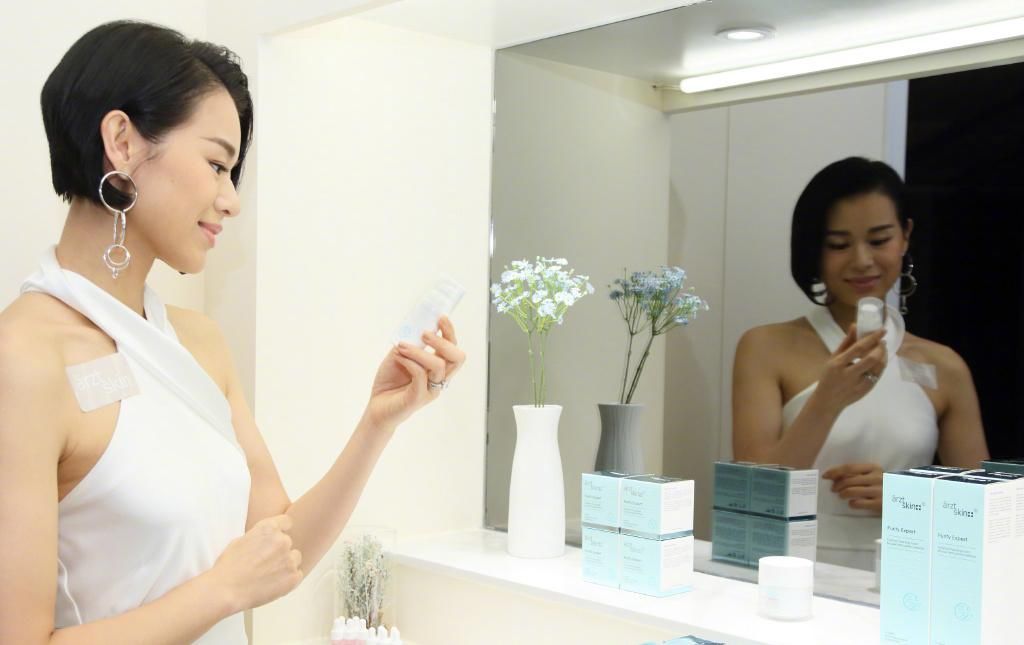  样子|胡杏儿这是中年人的样子？穿白色挂脖连体裤，配短发优雅又少女