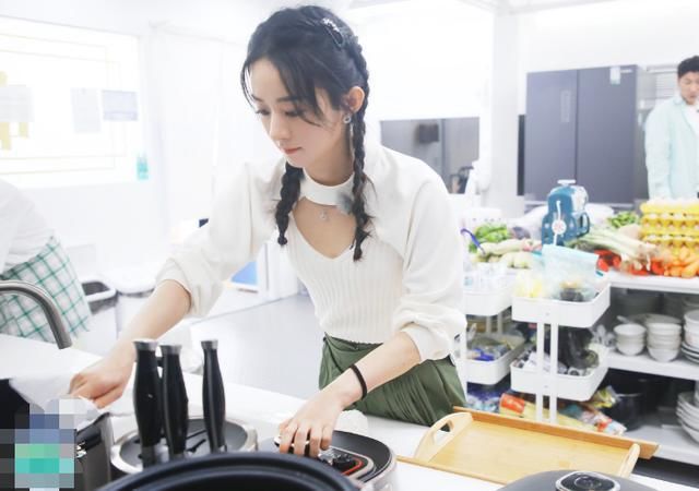  颖宝|《中餐厅》赵丽颖在后厨打包，谁注意拿啥装菜？素质是装不出来的