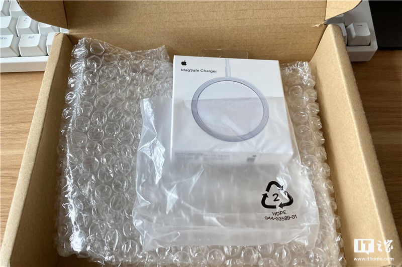 充电器|＂苹果 MagSafe 充电器＂第一时间开箱与简评