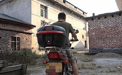  出车祸|男子搭摩托出车祸，向车主索赔40万被拒，车主：是你自愿上的车