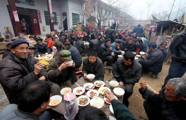农村宴席|农村大妈酒席上独占整盘猪肘，遭质疑后怒怼：＂我花了100块钱！＂