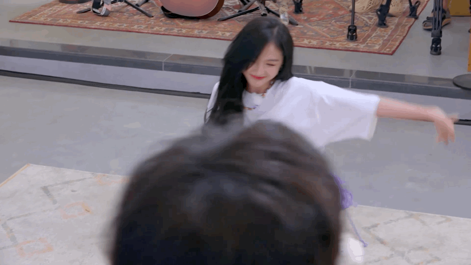  蒙面舞王|吴宣仪模仿“小狐狸精”，神情动作又美又媚，露出底裤引争议