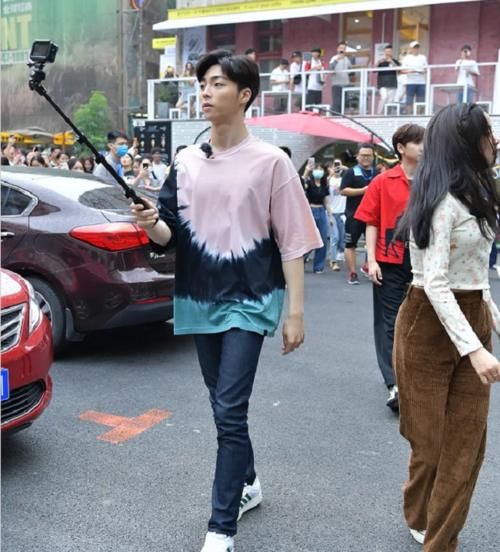 娜娜|欧阳娜娜参与新综艺录制,拍摄路透图流出,这腿是认真的吗?